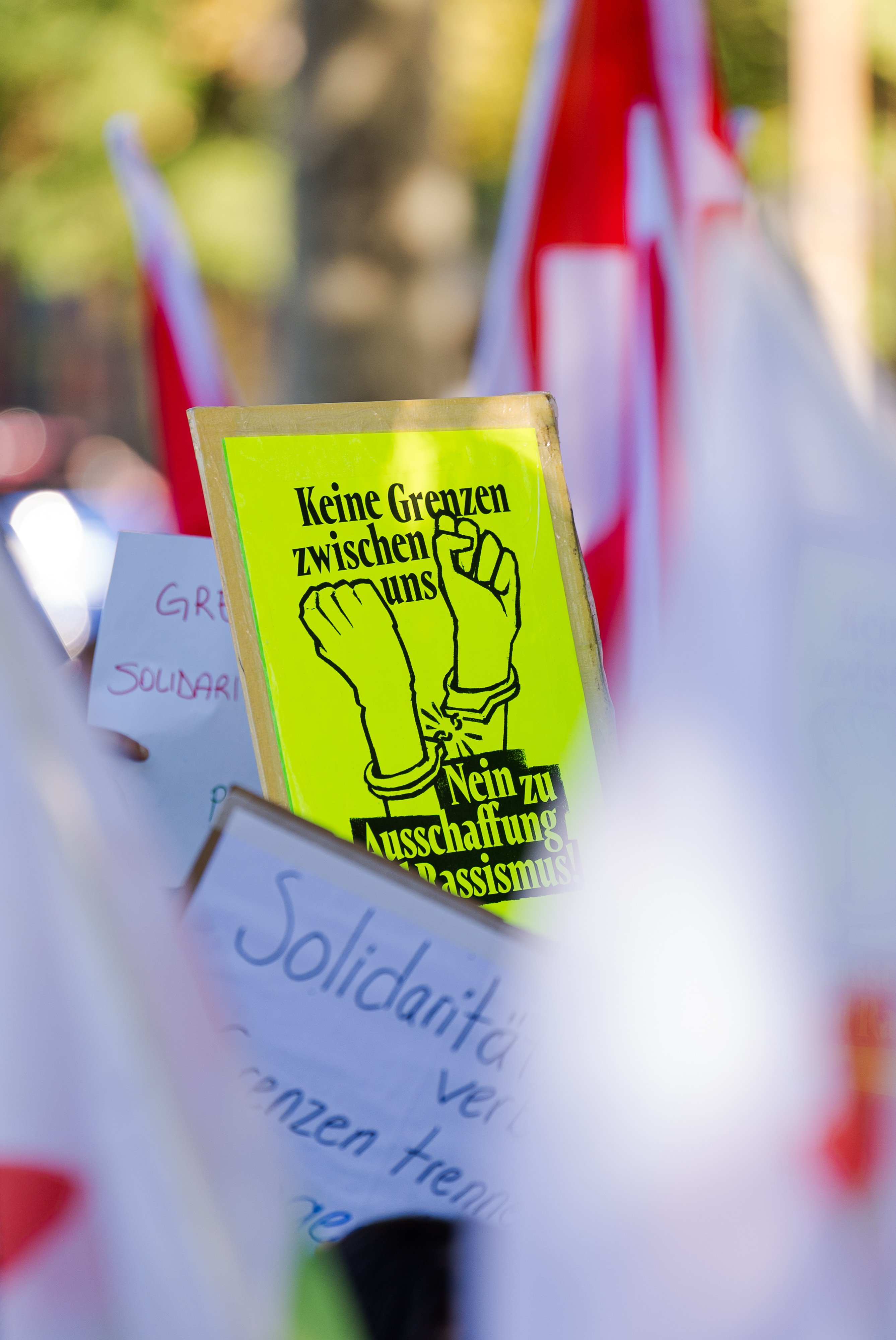 Schild Zwischen uns keine Grenzen