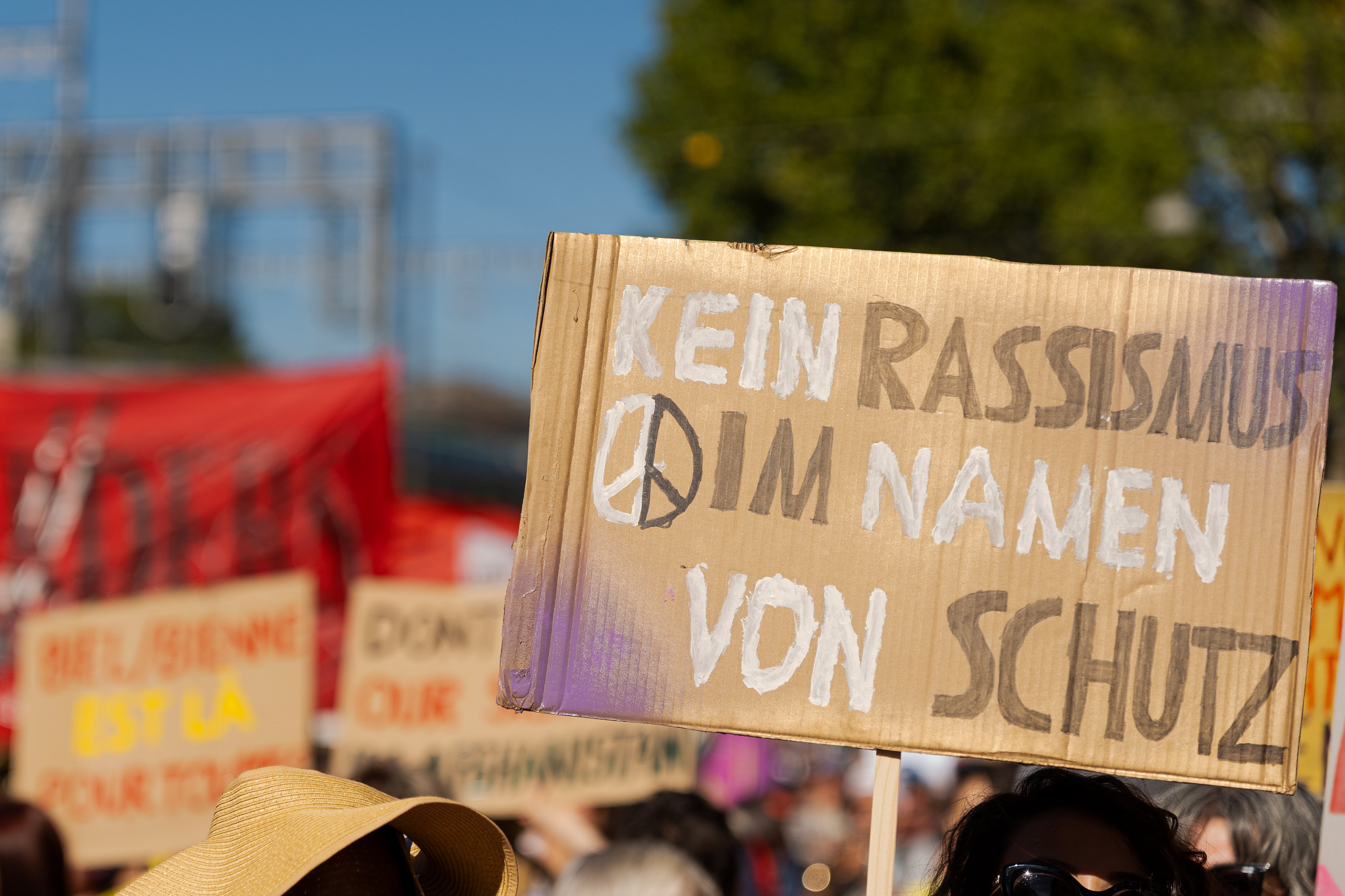 Panneu "Kein Rassismus im Namen von Schutz"