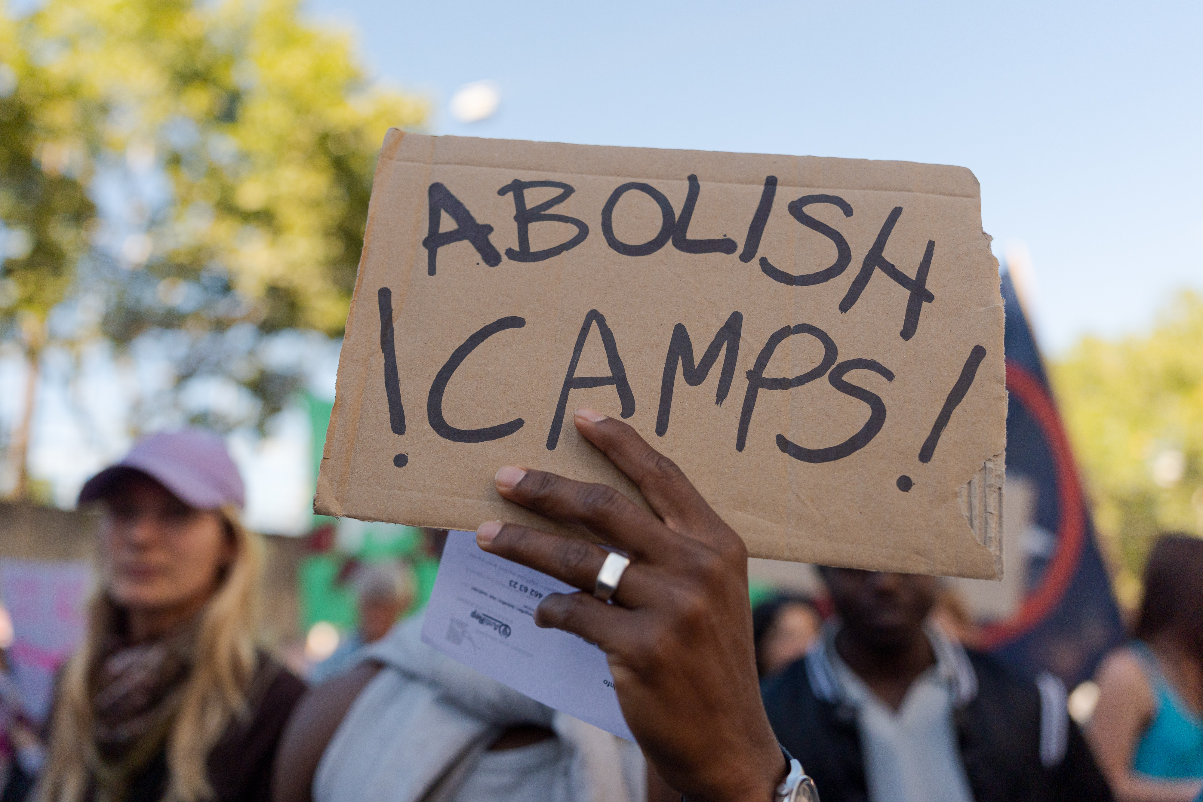 Schild "Abolish camps"