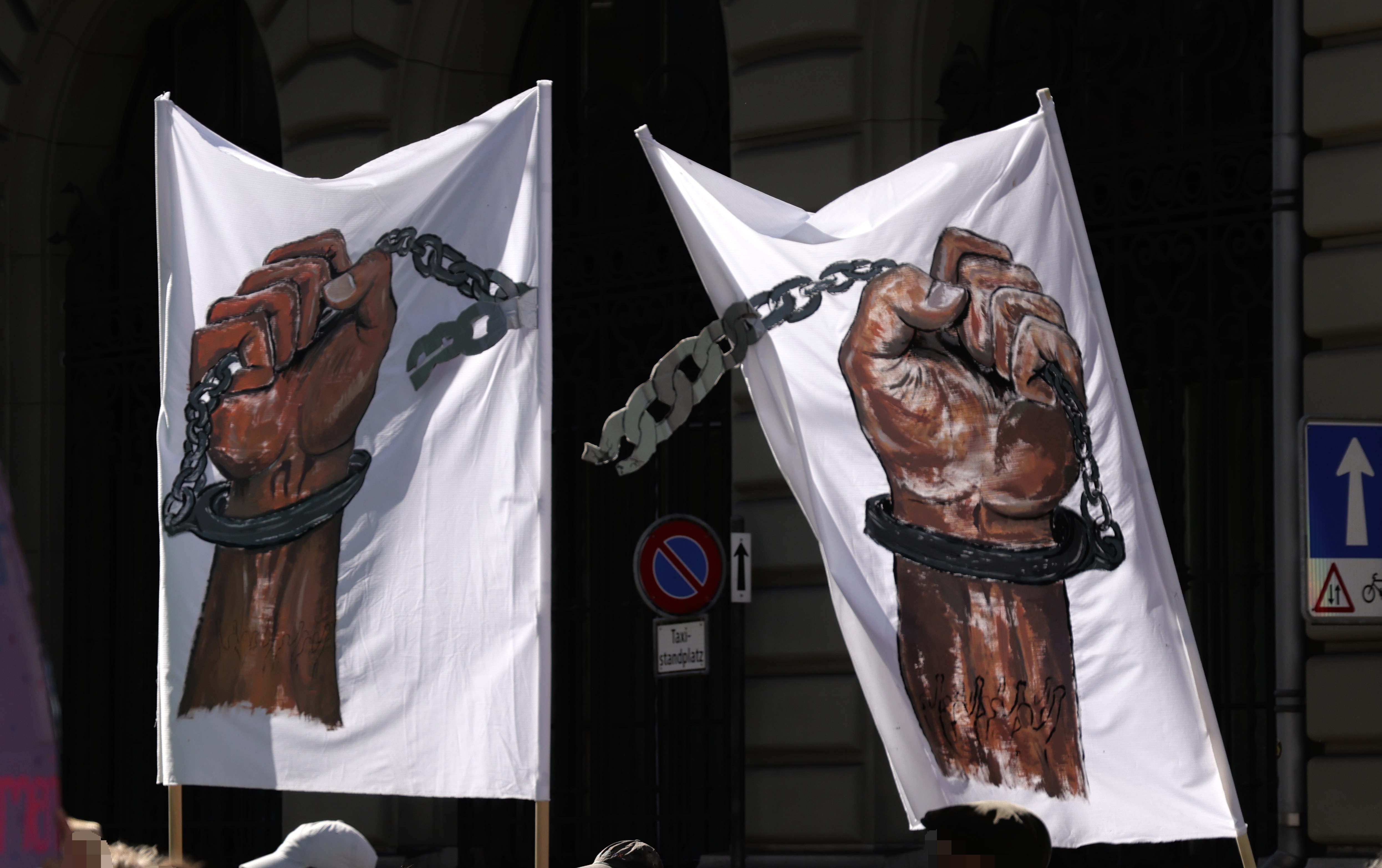 deux banner avec de mains qui se libèrent de leur chaînes