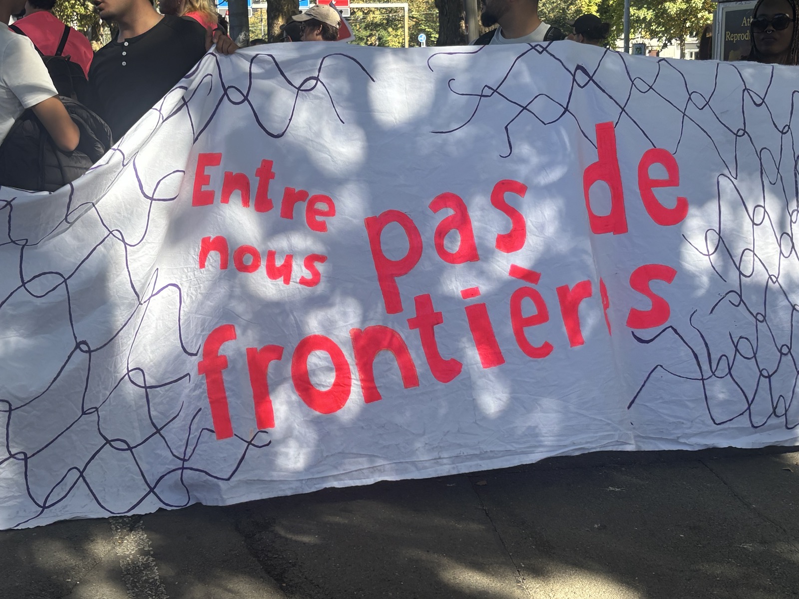 Banner "Entre nous pas de frontières"