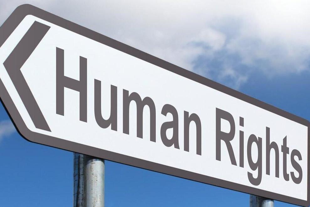 Une flèche directionnelle avec l'inscription "Human Rights"