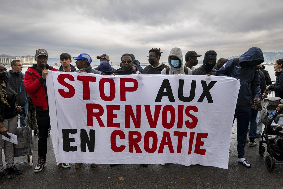 Aktivistinen mit Transpi wo drauf steht: Stop aux renvois en Croatie