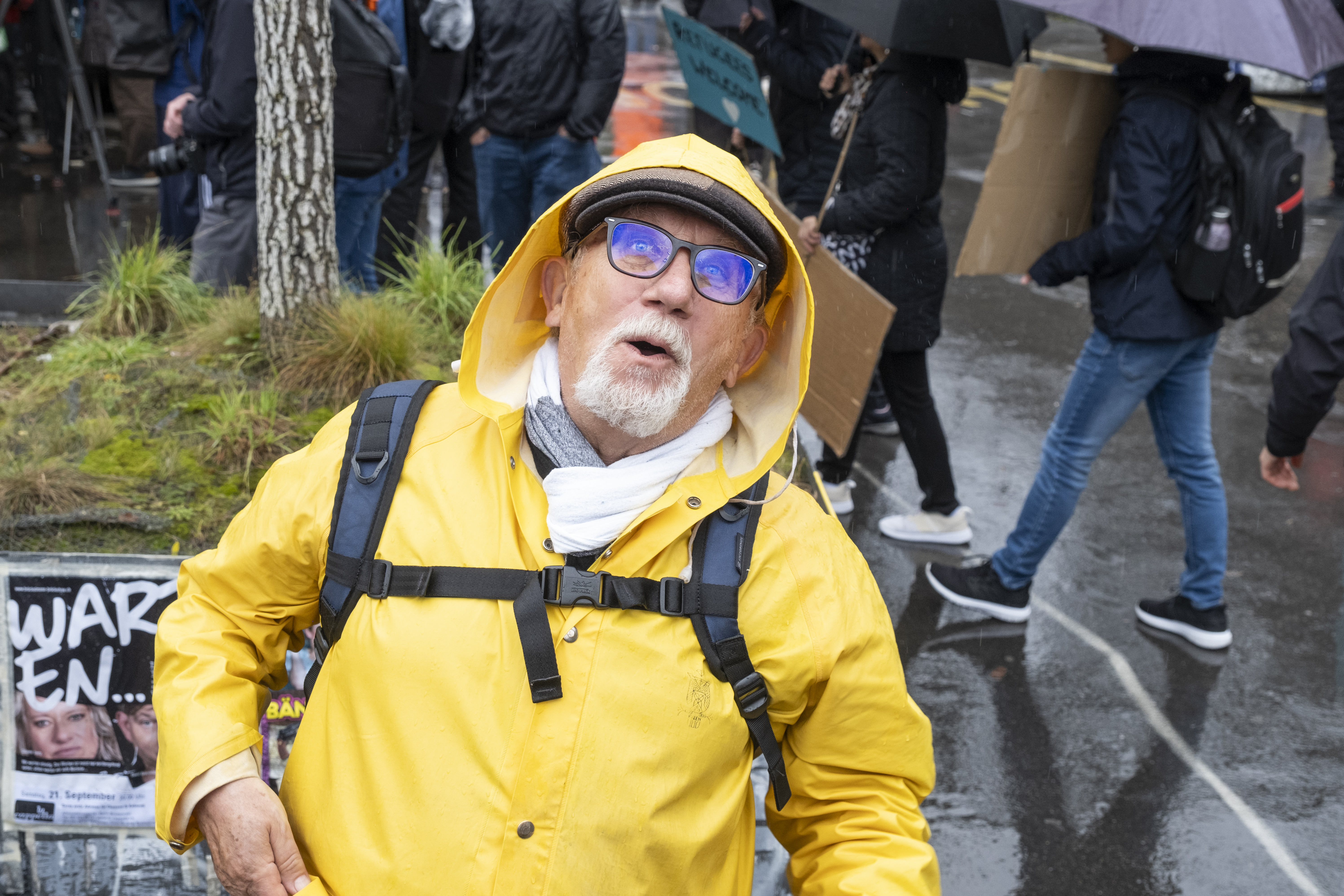 Eine Person in einer Regenjacke