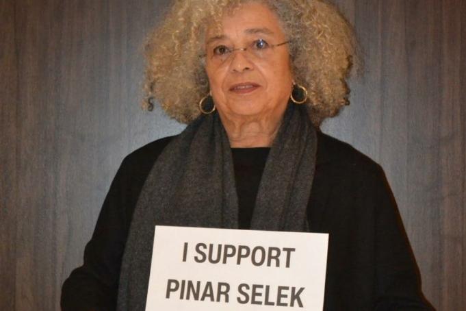 Photo d'Angela Davis portant une pancarte en soutien à Pinar Selek