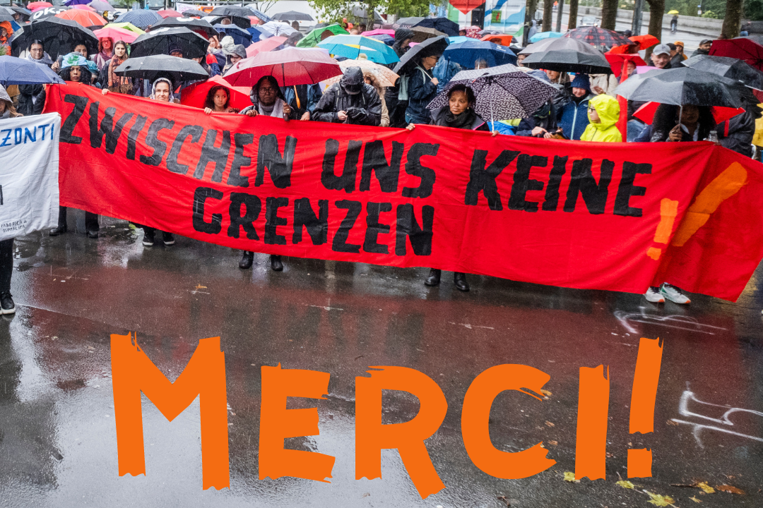 Foto am Tag der Demo mit Transpi "Zwischen uns keine Grenzen!"