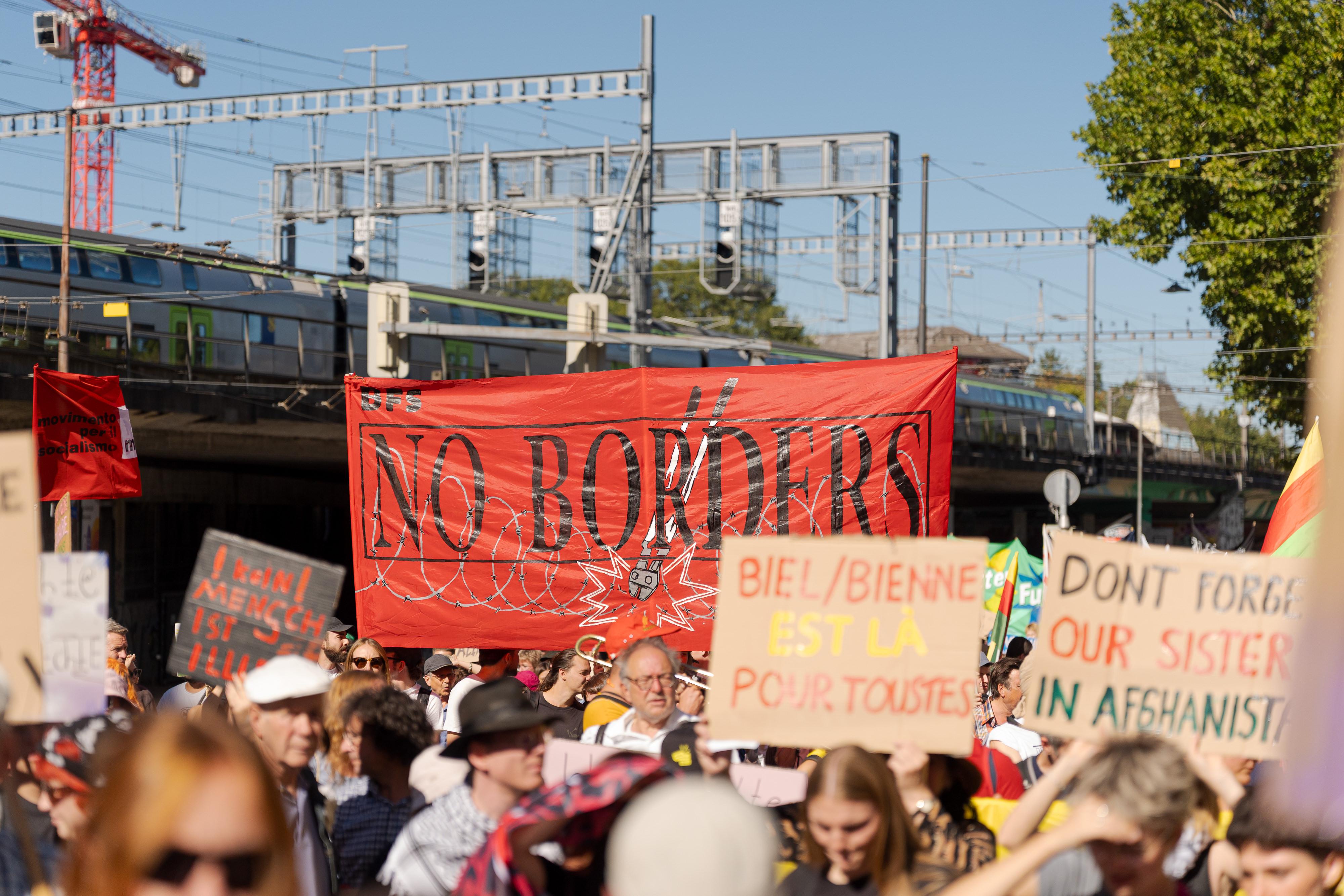 Foto des Demoumzug mit einem "No Borders" Transpi